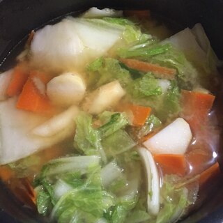 里芋と白菜と人参の白だし味噌汁！